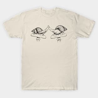 Kissing Snail Lovers Design T-Shirt